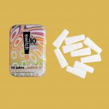 Rondom bedrukt blikje pepermunt met daarin pepermuntjes in de vorm van een uitroepteken